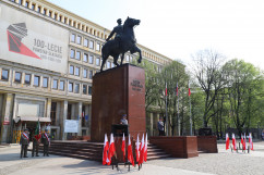Wspólnie świętujemy Dzień Flagi Rzeczypospolitej Polskiej - pomnik Józefa Piłsudskiego podczas  uroczystości /fot. K.Szczepanek/