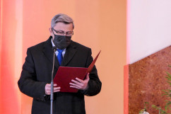 Wojewoda śląski odczytuje list Prezesa Rady Ministrów/foto: ŚUW