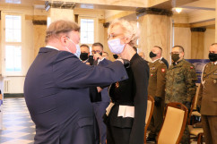 Uroczystość wręczenia odznaczeń państwowych - wręczenie odznaczenia przez Wicewojewodę Śląskiego /fot. B. Półrolnik/
