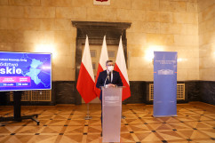 Dziesiątki inwestycji, kilometry dróg /fot. K. Szczepanek/ - wojewoda śląski Jarosław Wieczorek  podczas przemówienia