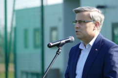 Wojewoda przemawia podczas konferencji