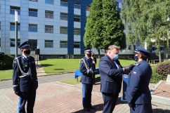 Wicewojewoda śląski Robert Magdziarz przypina medal/fot. I. Matuszewska