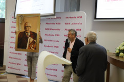 Doktorant jubilata prezentuje profesorowi Franciszkowi Piontkowi prezent - obraz z wizerunkiem jubilata/fot. I. Matuszewska