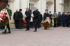 Uroczyste obchody 12. rocznicy katastrofy smoleńskiej - wojewoda śląski Jarosław Wieczorek oraz II wicewojewoda Robert Magdziarz podczas złożenia zniczy pod Epitafium Smoleńskim /fot. I. Matuszewska/