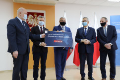 Uroczystość wręczenia symbolicznych promes w ramach RFRD/fot. K. Szczepanek/ - zdjęcie uczestników uroczystości.