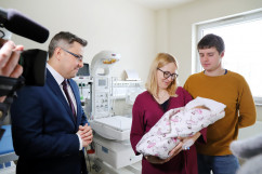 Galeria zdjęć ze spotkania z pierwszym noworodkiem 2019 roku w Śląskiem /fot. A. Karendał/