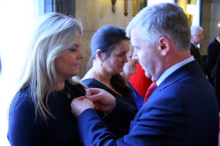 Galeria zdjęć z uroczystości wręczenia nauczycielom medali Komisji Edukacji Narodowej oraz nagród Ministra Edukacji Narodowej i Śląskiego Kuratora Oświaty, z udziałem wicewojewody Mariusza Trepki.