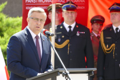 Wojewoda przemawia do strażaków