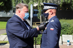 Wicewojewoda śląski Robert Magdziarz przypina medal/fot. I. Matuszewska