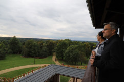 Wojewoda Jarosław Wieczorek ogląda z wieży widokowej panoramę Śląskiego Ogrodu Botanicznego/fot. I. Matuszewska