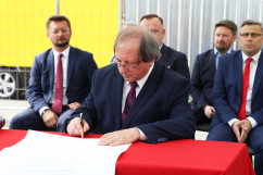 Obchody Narodowego Dnia Powstań Śląskich - rektor Akademii Muzycznej w Katowicach prof. dr hab. Władysław Szymański podpisuje akt erekcyjny i wmurowania kamienia węgielnego pod budowę Akademickiej Strefy Sztuki Scenicznej Akademii Muzycznej w Katowicach /fot. ŚUW/