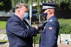 Wicewojewoda śląski Robert Magdziarz przypina medal/fot. I. Matuszewska