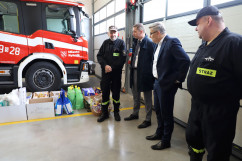Wizyta Wojewody Śląskiego w siedzibie OSP Rybnik-Kamień - Wojewoda Śląski z Prezydentem Rybnika i przedstawicielami straży pożarnej /fot. A. Księżnik/