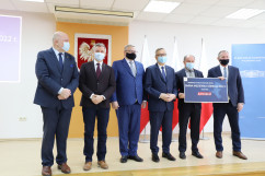 Uroczystość wręczenia symbolicznych promes w ramach RFRD/fot. K. Szczepanek/ - zdjęcie uczestników uroczystości wraz z wójtem gminy Węgierska Górka Piotrem Tyrlikiem.