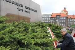 Wojewoda Jarosław Wieczorek składa wieniec pod pomnikiem Wojciecha Korfantego/foto: ŚUW