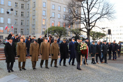 Uroczysty apel z okazji Narodowego Święta Niepodległości - składanie kwiatów pod pomnikiem J. Piłsudskiego - służby mundurowe /fot. A. Księżnik/