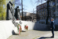 Upamiętnienie Dnia Pamięci Ofiar Zbrodni Katyńskiej - wojewoda śląski Jarosław Wieczorek przed Pomnikiem Ofiar Katynia w Katowicach. /fot. K.Szczepanek/