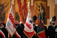 Delegacja związkowców stoi ze sztandarami/foto: ŚUW