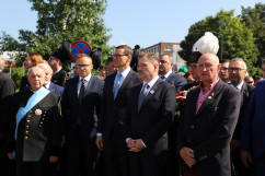 Obchody 41. rocznicy podpisania Porozumienia Jastrzębskiego - uczestnicy obchodów pod pomnikiem /fot. A. Księżnik/