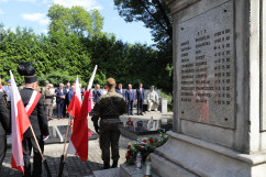 Uroczystości z okazji 130. rocznicy urodzin Alfonsa Zgrzebnioka połączone z obchodami 102. rocznicy wybuchu I Powstania Śląskiego. Uczestnicy uroczystości stoją przed Kwaterą Dowódców Powstań Śląskich /foto: I. Matuszewska