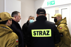 Siedziba OSP w Niewieszach - Wojewoda Śląski podczas rozmowy ze strażakami /fot. A. Księżnik/