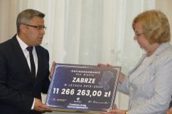 Galeria zdjęć z uroczystego przekazania czeków na realizację inwestycji drogowych w ramach Funduszu Dróg Samorządowych/fot. ŚUW