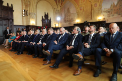 Uroczystość podpisania ustawy o ustanowieniu Narodowego Dnia Powstań Śląskich - uczestnicy wydarzenia /fot. A. Księżnik/