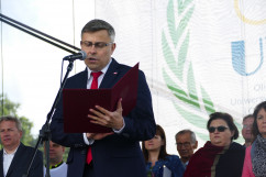 X Olimpiada Sportowa Uniwersytetów Trzeciego Wieku i Organizacji Senioralnych z udziałem wiceminister Elżbiety Bojanowskiej i wojewody Jarosława Wieczorka.