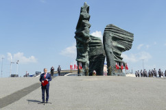Obchody Narodowego Dnia Powstań Śląskich - wojewoda śląski na tle Pomnika Powstańców Śląskich/fot. ŚUW/