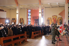 Uczestnicy uroczystości stoją w kościele/foto: ŚUW