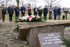 Uroczyste obchody 12. rocznicy katastrofy smoleńskiej - uczestnicy obchodów przed pomnikiem upamiętniającym ofiary zbrodni katyńskiej i poległych 10 kwietnia pod Smoleńskiem  /fot. ŚUW/