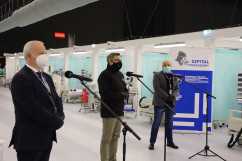 Galeria składająca się ze zdjęć z konferencji prasowej wojewody śląskiego dot. zakończenia prac budowy szpitala tymczasowego w MCK w Katowicach/fot. I. Matuszewska