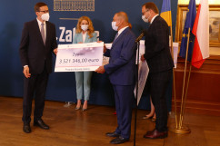 Wręczenie czeków w ramach programu 