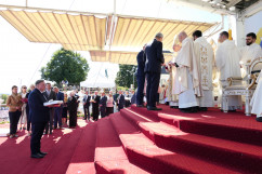 Dożynki Jasnogórskie -  przekazywanie darów duchowieństwu /fot. B. Półrolnik/