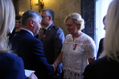 Galeria zdjęć z uroczystości wręczenia nauczycielom medali Komisji Edukacji Narodowej oraz nagród Ministra Edukacji Narodowej i Śląskiego Kuratora Oświaty, z udziałem wicewojewody Mariusza Trepki.