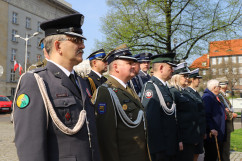 Wspólnie świętujemy Dzień Flagi Rzeczypospolitej Polskiej - przedstawiciele służb mundurowych uczestniczący w uroczystości /fot. K.Szczepanek/