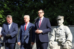Uroczystości z okazji 130. rocznicy urodzin Alfonsa Zgrzebnioka połączone z obchodami 102. rocznicy wybuchu I Powstania Śląskiego. Premier Mateusz Morawiecki przemawia do uczestników/foto: I. Matuszewska