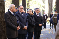 Złożenie zniczy na grobach na cmentarzu przy ul. Francuskiej w Katowicach /fot. A. Księżnik/