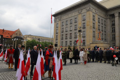 Delegacje składają wieńce pod pomnikiem Wojciecha Korfantego/foto: ŚUW