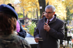 Dyrektor Oddziału IPN w Katowicach na cmentarzu przy ul. Francuskiej w Katowicach /fot. A. Księżnik/