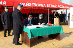 Uroczystość podpisania aktu erekcyjnego oraz wmurowania kamienia węgielnego pod budowę strażnicy Komendy Miejskiej Państwowej Straży Pożarnej w Bytomiu.