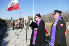 Przemówienie księdza podczas uroczystości przed pomnikiem Gloria Victis/fot. I. Matuszewska