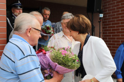 Zdjęcie z wizyty minister rodziny i polityki społecznej Marleny Maląg w województwie śląskim. Minister Maląg seniorzy wręczają kwiaty podczas powitania w Klubie Senior+ w Kaletach /fot. ŚUW