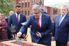 Obchody Narodowego Dnia Powstań Śląskich - wojewoda śląski Jarosław Wieczorek dokonuje aktu wmurowania kamienia węgielnego pod budowę Akademickiej Strefy Sztuki Scenicznej Akademii Muzycznej w Katowicach /fot. ŚUW/