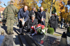 Złożenie zniczy na grobach na cmentarzu przy ul. Francuskiej w Katowicach /fot. A. Księżnik/