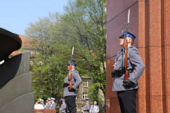 Wspólnie świętujemy Dzień Flagi Rzeczypospolitej Polskiej - asysta honorowa przy pomniku Józefa Piłsudskiego /fot. K.Szczepanek/