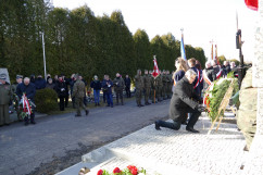 Wojewoda śląski Jarosław Wieczorek składa wieniec od Prezesa Rady Ministrów pod pomnikiem Gloria Victis/fot. I. Matuszewska
