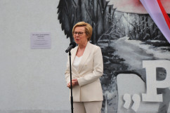 Odsłonięcie muralu kapitana Kurpińskiego w Myszkowie - przemówienie poseł do PE Jadwigi Wiśniewskiej /fot. A. Księżnik/