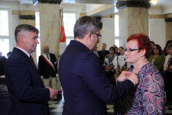 Fotogaleria zawiera zdjęcia z uroczystości wręczenia orderów i odznaczeń państwowych, które w imieniu Prezydenta RP wręczył wojewoda Jarosław Wieczorek w asyście II wicewojewody Mariusza Trepki. Odznaczenia odebrały osoby zasłużone w różnych dziedzinach życia społecznego, działalności  kulturalnej, charytatywnej oraz pracy zawodowej. Uroczystość uświetnił występ orkiestry Komendy Wojewódzkiej Policji w Katowicach oraz artystów Zespołu Pieśni i Tańca Śląsk.