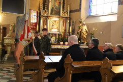 Upamiętnienie Dnia Pamięci Ofiar Zbrodni Katyńskiej - uczestnicy Mszy św. w kościele pw. Św. Marii Magdaleny w Mazańcowicach /fot. K.Szczepanek/